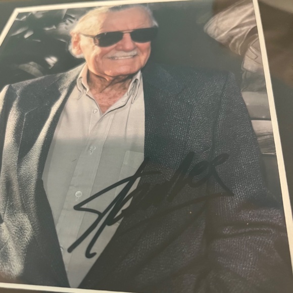 Framed Stan Lee/Marvel Comics Autographed Pic and 4 Framable Spiderman Prints - Picture 3 of 4